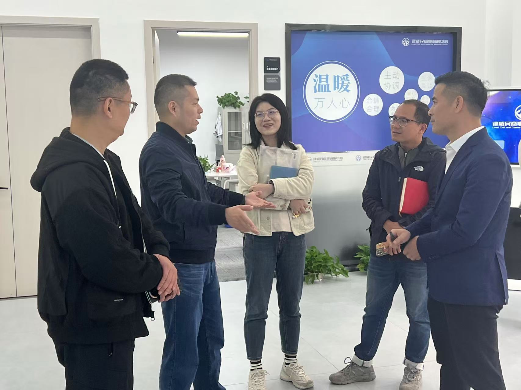 拱墅区祥符街道党工委副书记姚亦文一行莅临耀世娱乐律威民商事调解中心调研指导