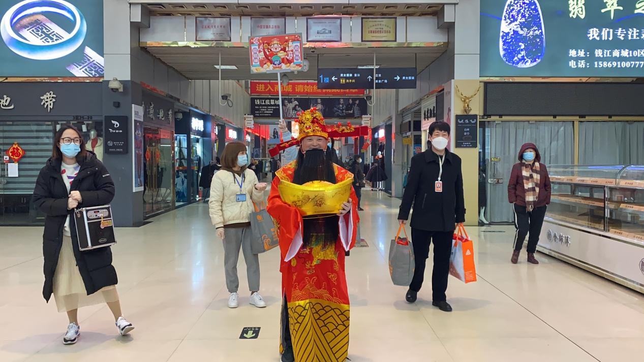 元宵节“领福袋，，，，，沾财气”