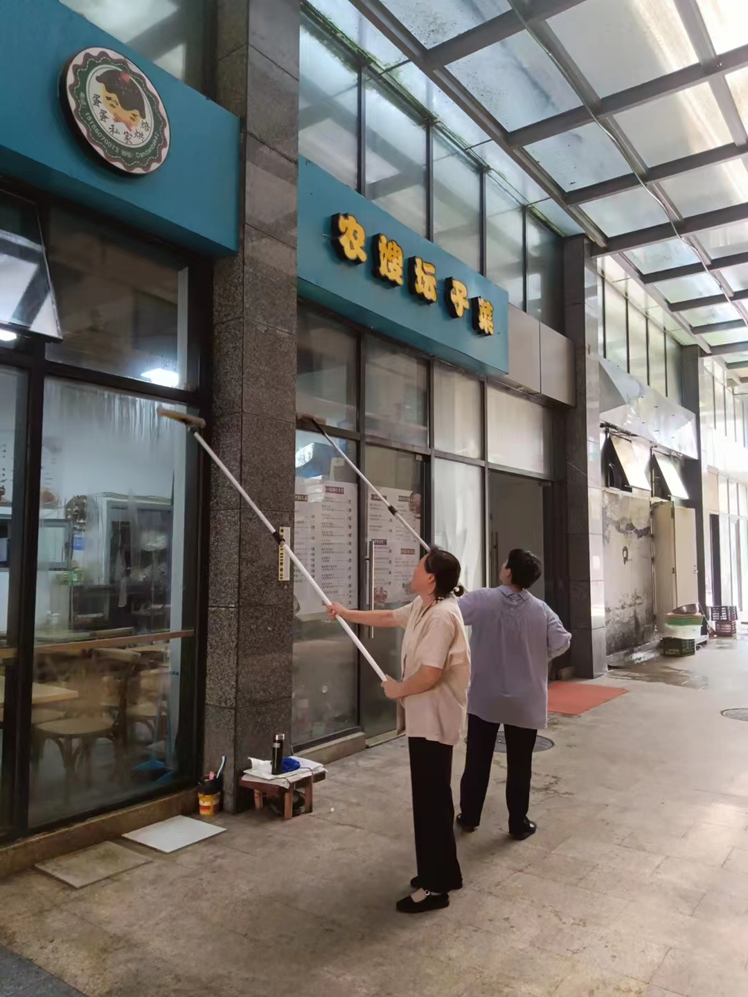 耀世娱乐文创集团积极开展环境美化工作迎接文明城市复检