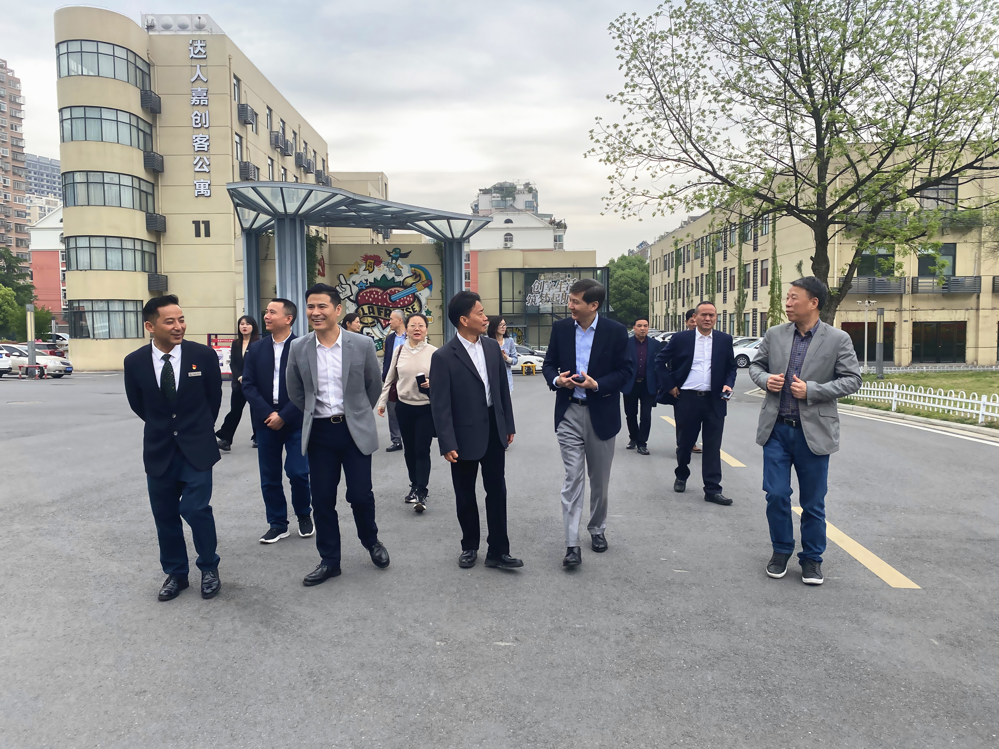 杭州市政协副主席、市工商联主席冯仁强 一行莅临庐阳耀世娱乐文创园考察