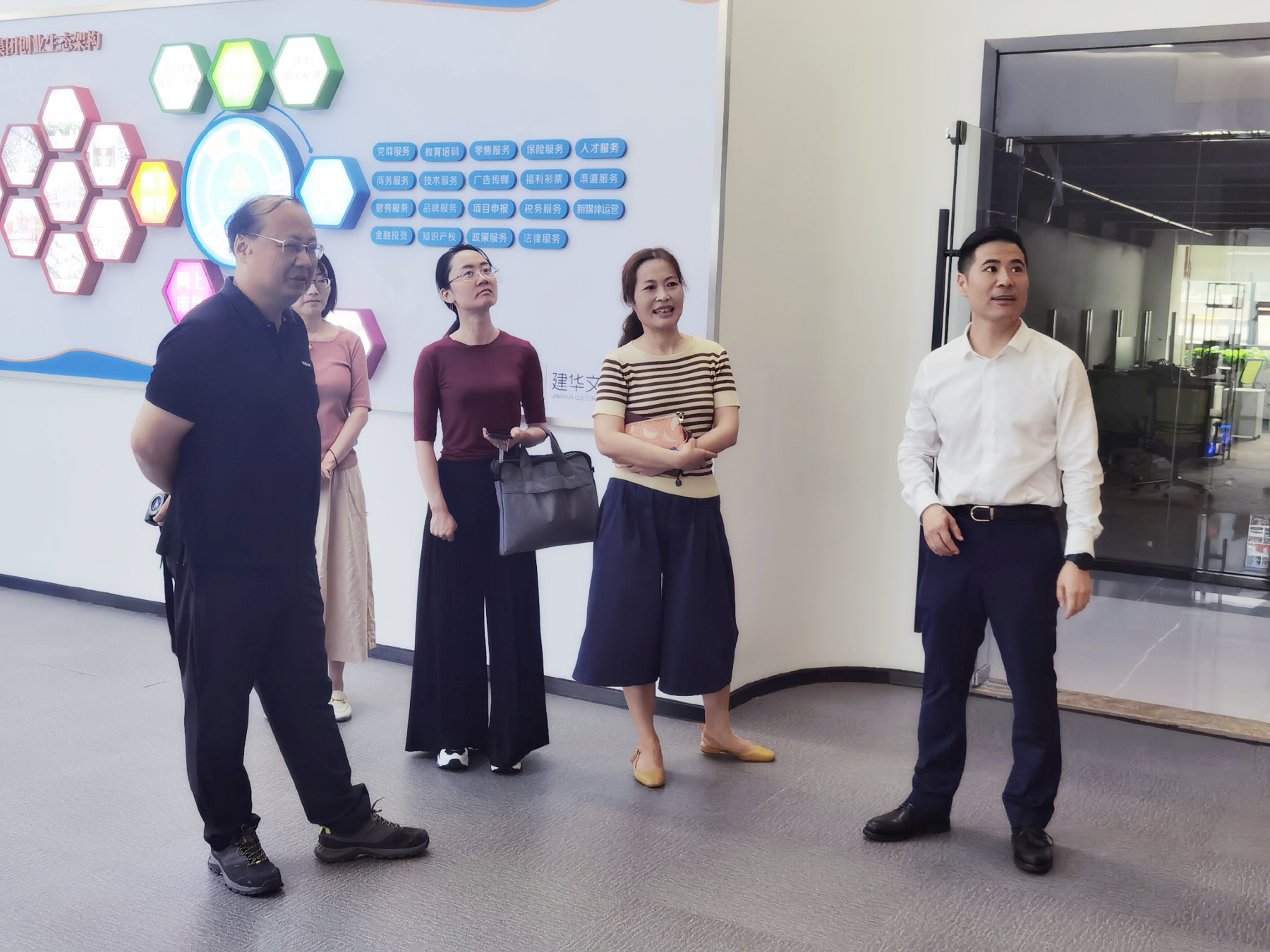 区政协副主席杨俊一行莅临耀世娱乐文创集团调研