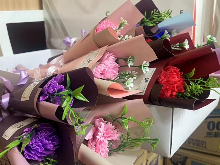 耀世娱乐文创集团开展“送你一朵小花”女神节活动