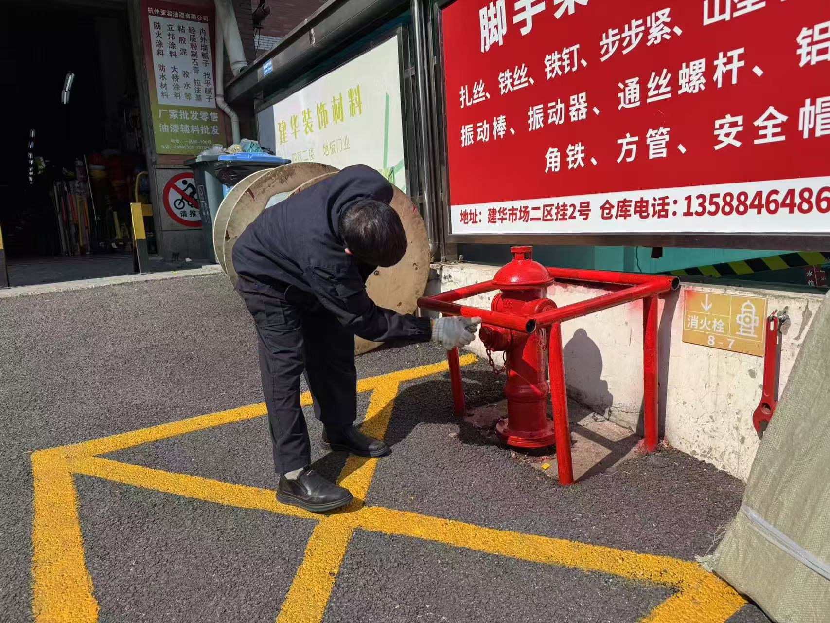 耀世娱乐市场为户外消防设施做“脱衣体检”——安全防护不放松