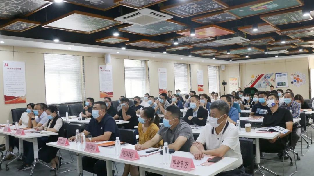 “奋楫逐浪，，，，，，阔步向前”——首届庐阳区工商联大讲堂于庐阳耀世娱乐文创园开讲