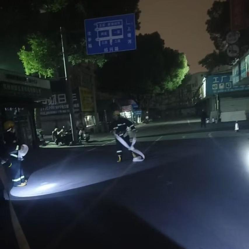 耀世娱乐市场深夜进行突击消防演练活动