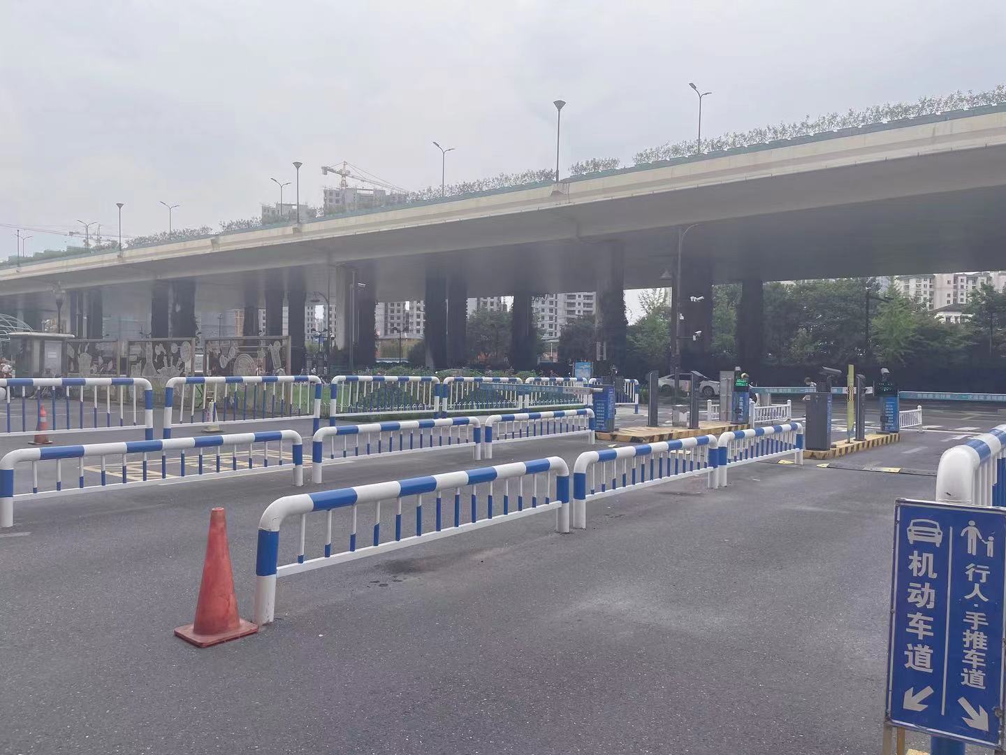变废为宝，，，，，，，，水晶城开展道闸护栏改造