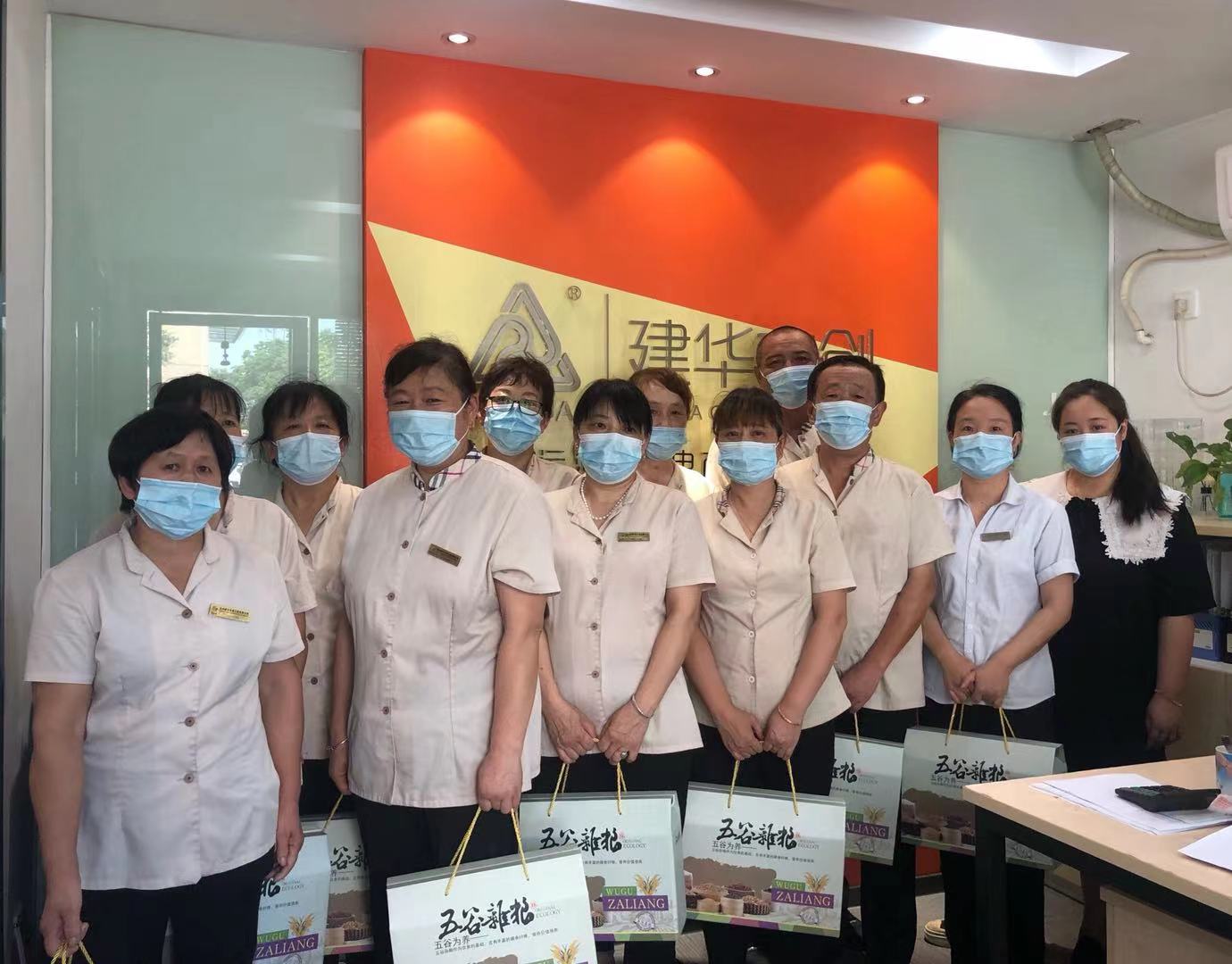 耀世娱乐文创集团开展高温慰问活动