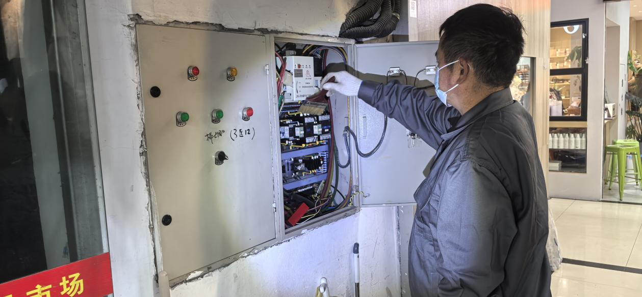 钱江商城排烟风机控制柜维护完成，，，，，，安全保障再升级
