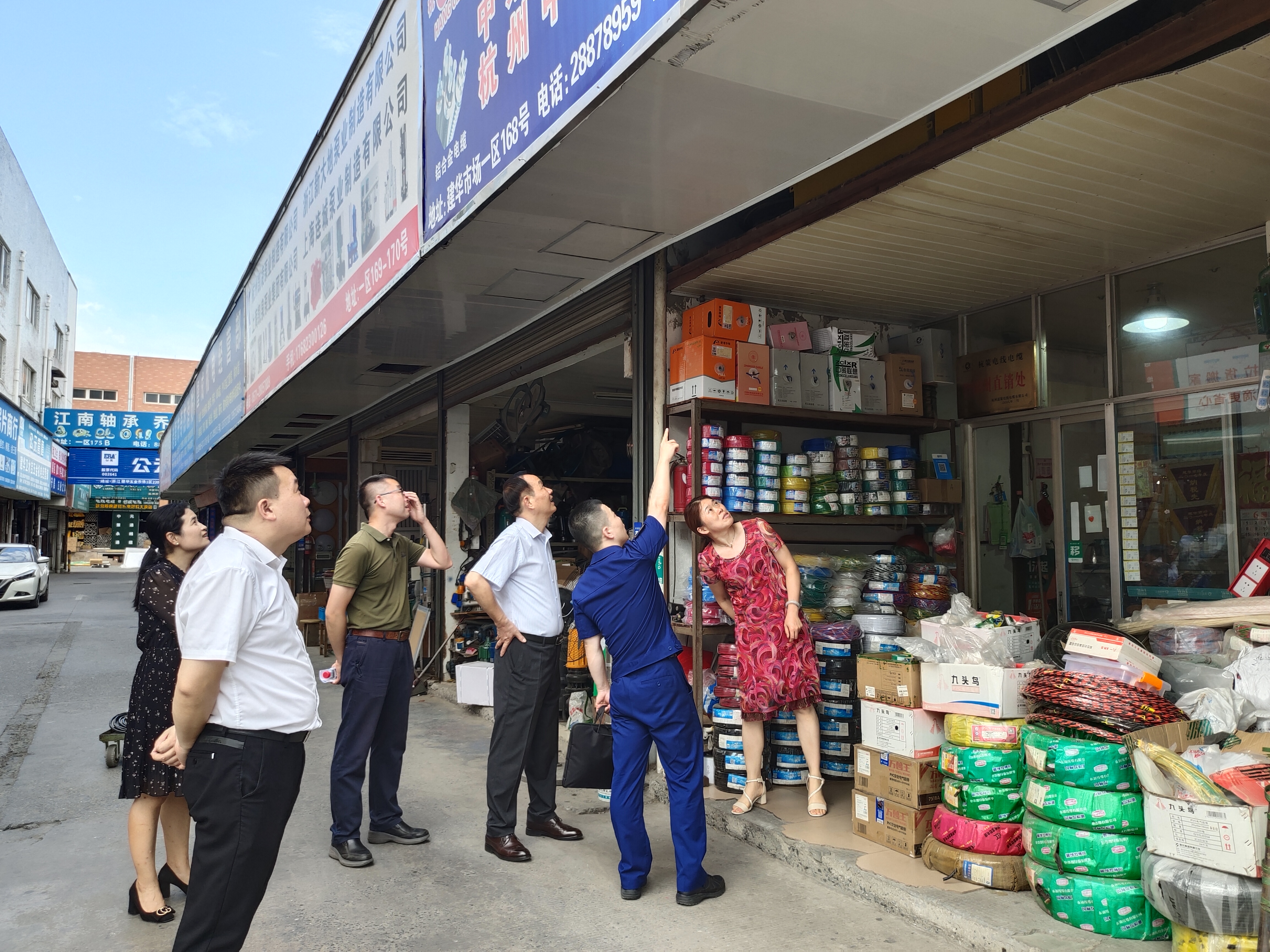 区消防大队莅临耀世娱乐市场开展消防安全检查