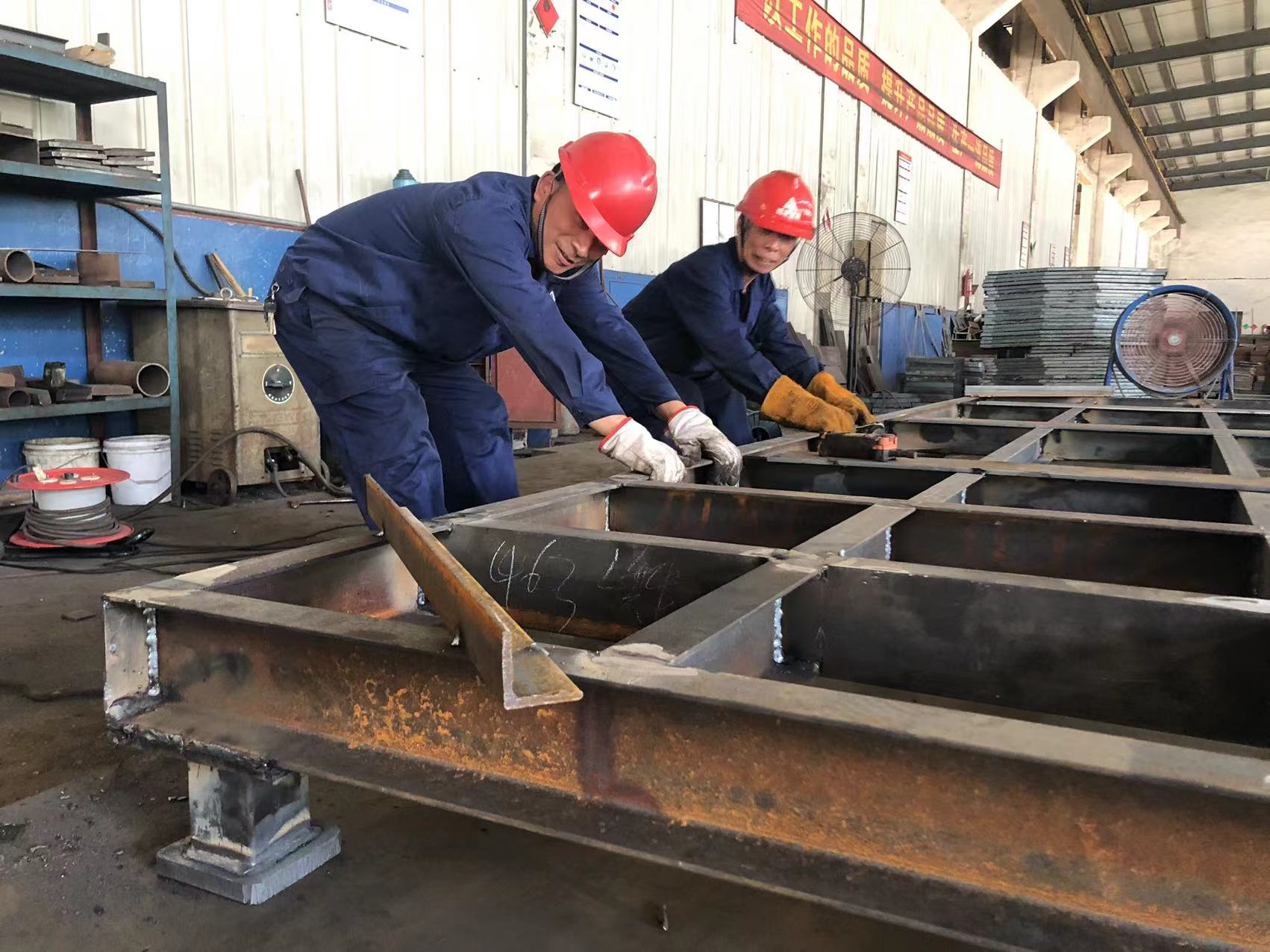 耀世娱乐集团一线员工在高温下的坚守