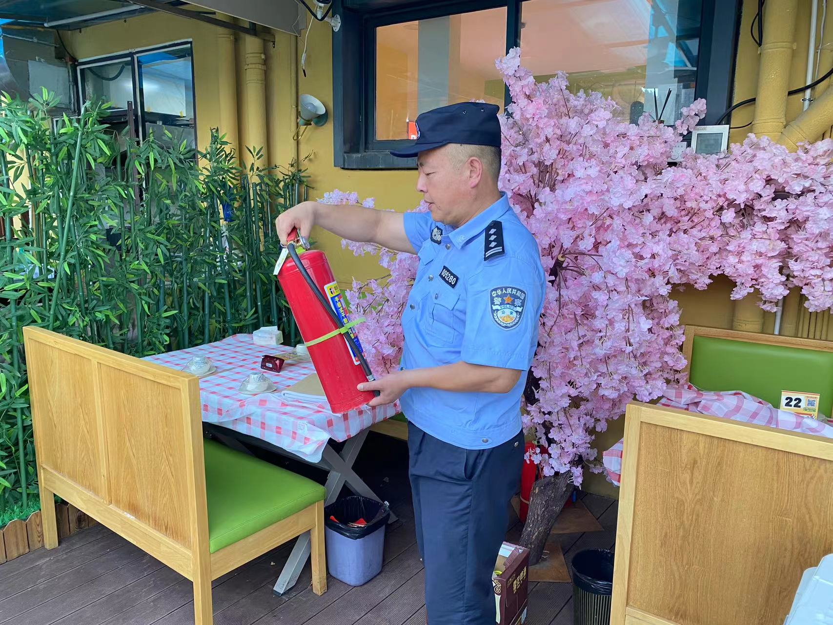 庐阳分局杏林派出所对庐阳耀世娱乐文创园餐饮企业开展消防安全检查