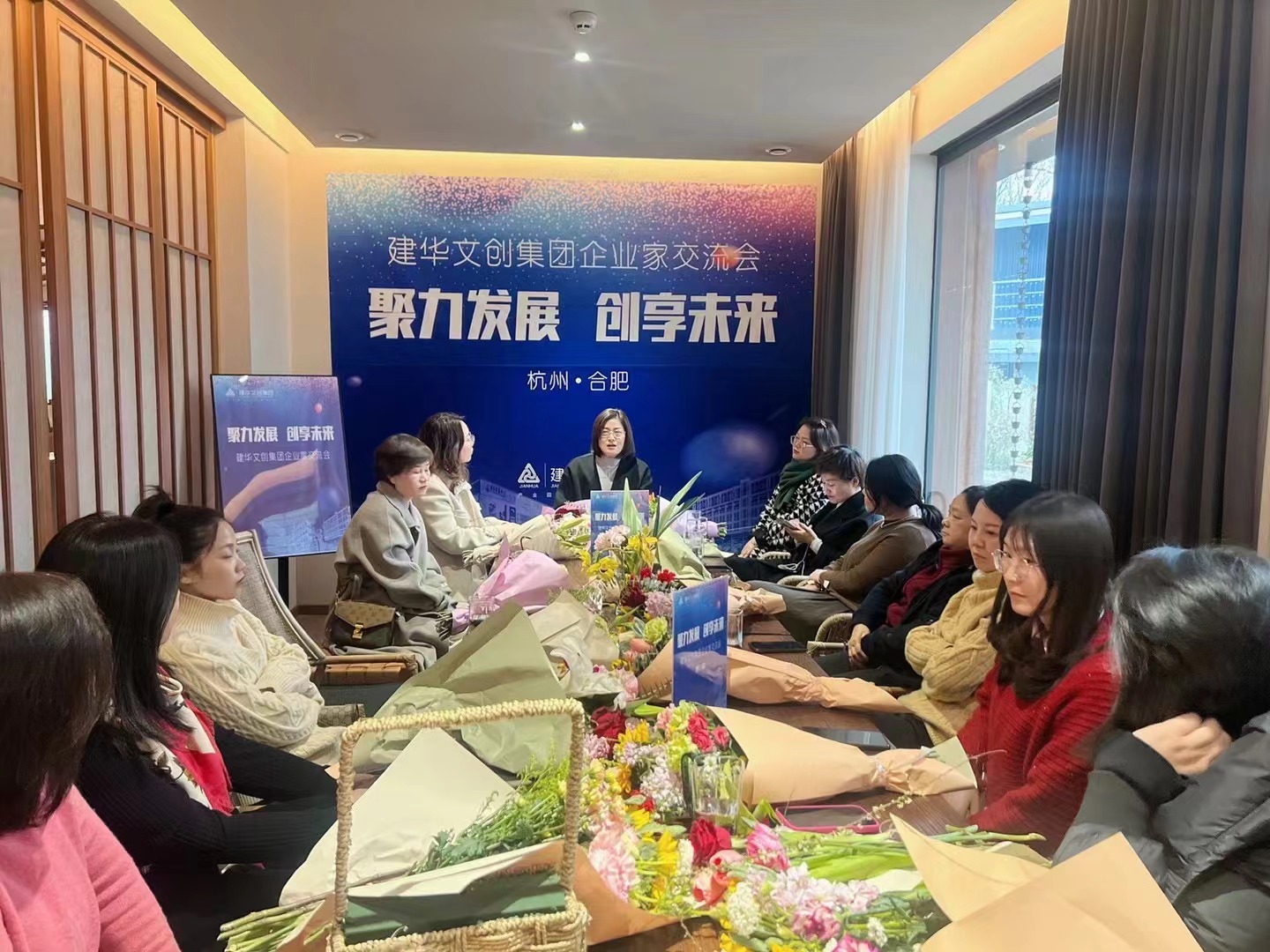 耀世娱乐文创集团开展庆“三八”女企业家交流会