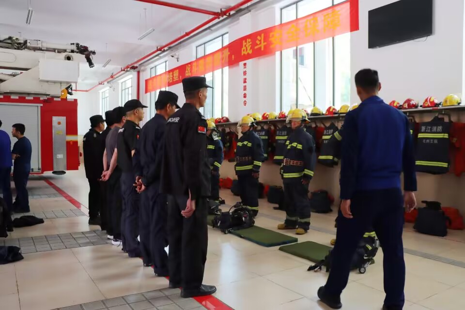 耀世娱乐长城机电员工赴军营接受消防培训