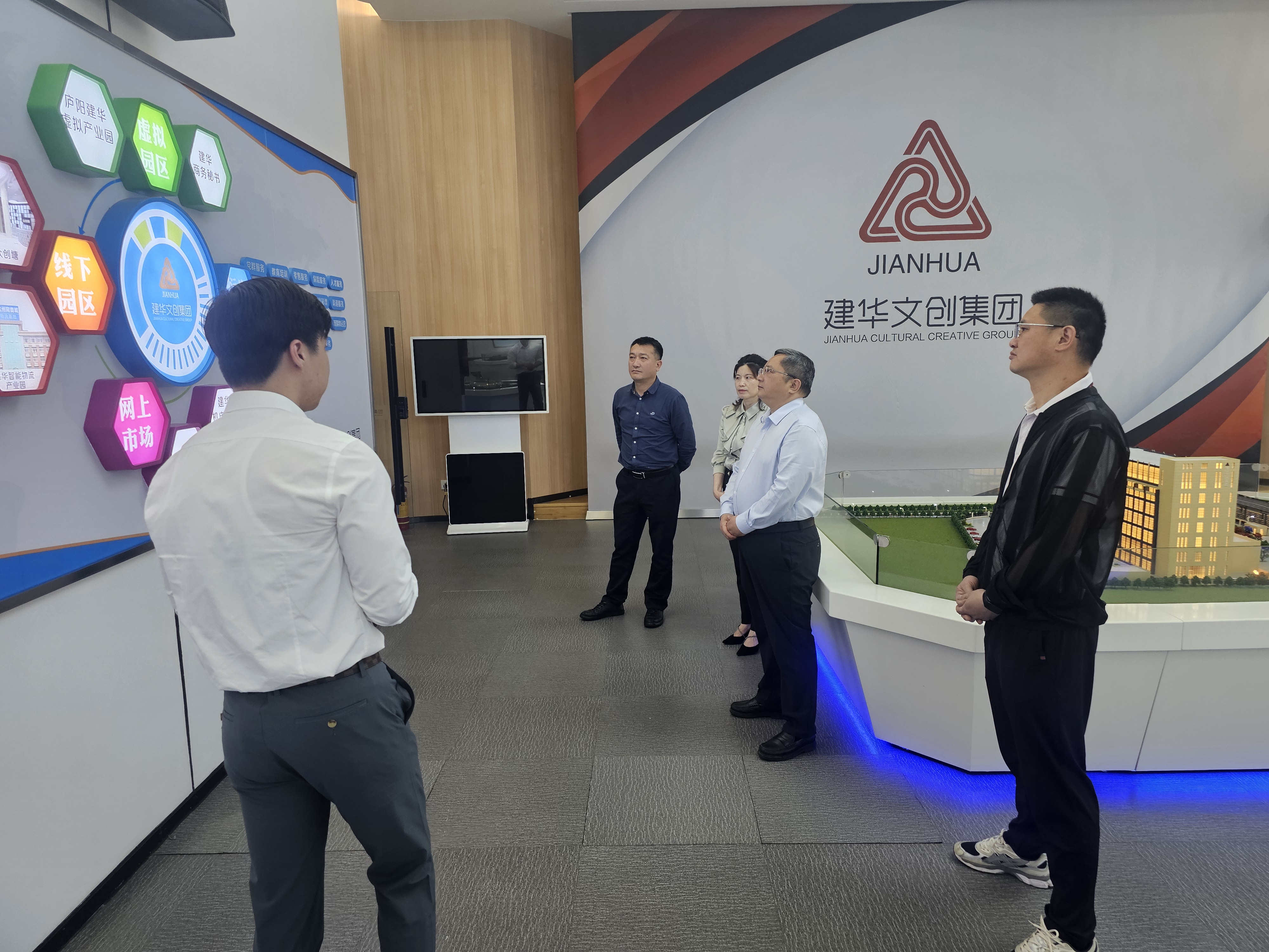 贵溪市人民政府市长、经开区书记潘磊一行莅临耀世娱乐文创集团考察调研