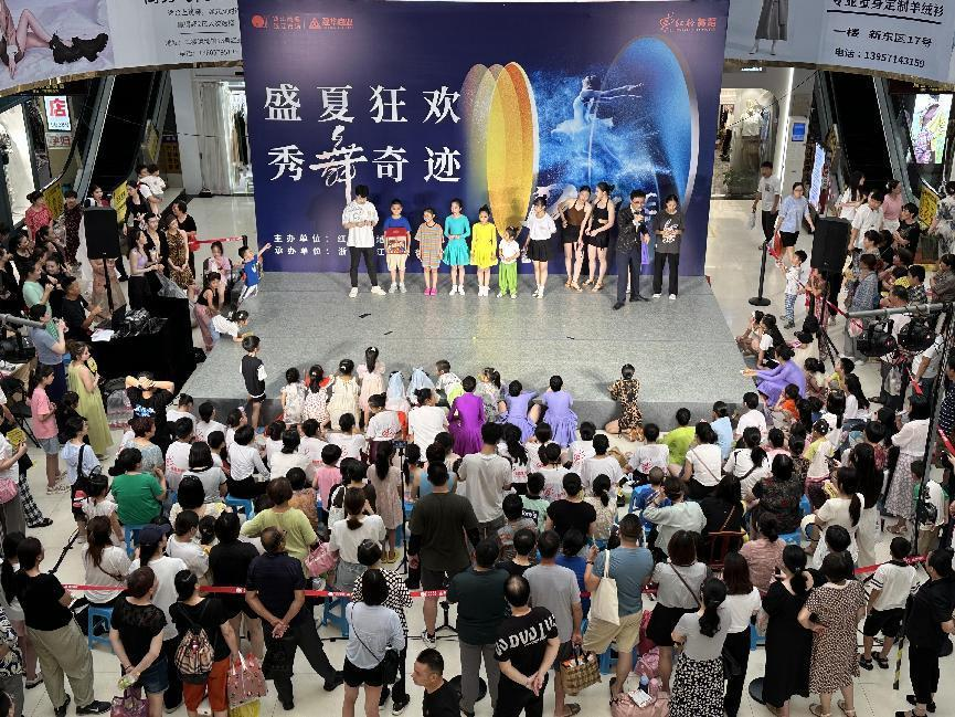 红格舞蹈“盛夏狂欢，，，，，秀舞奇迹 ”暑期汇演——钱江商城专场完美收官