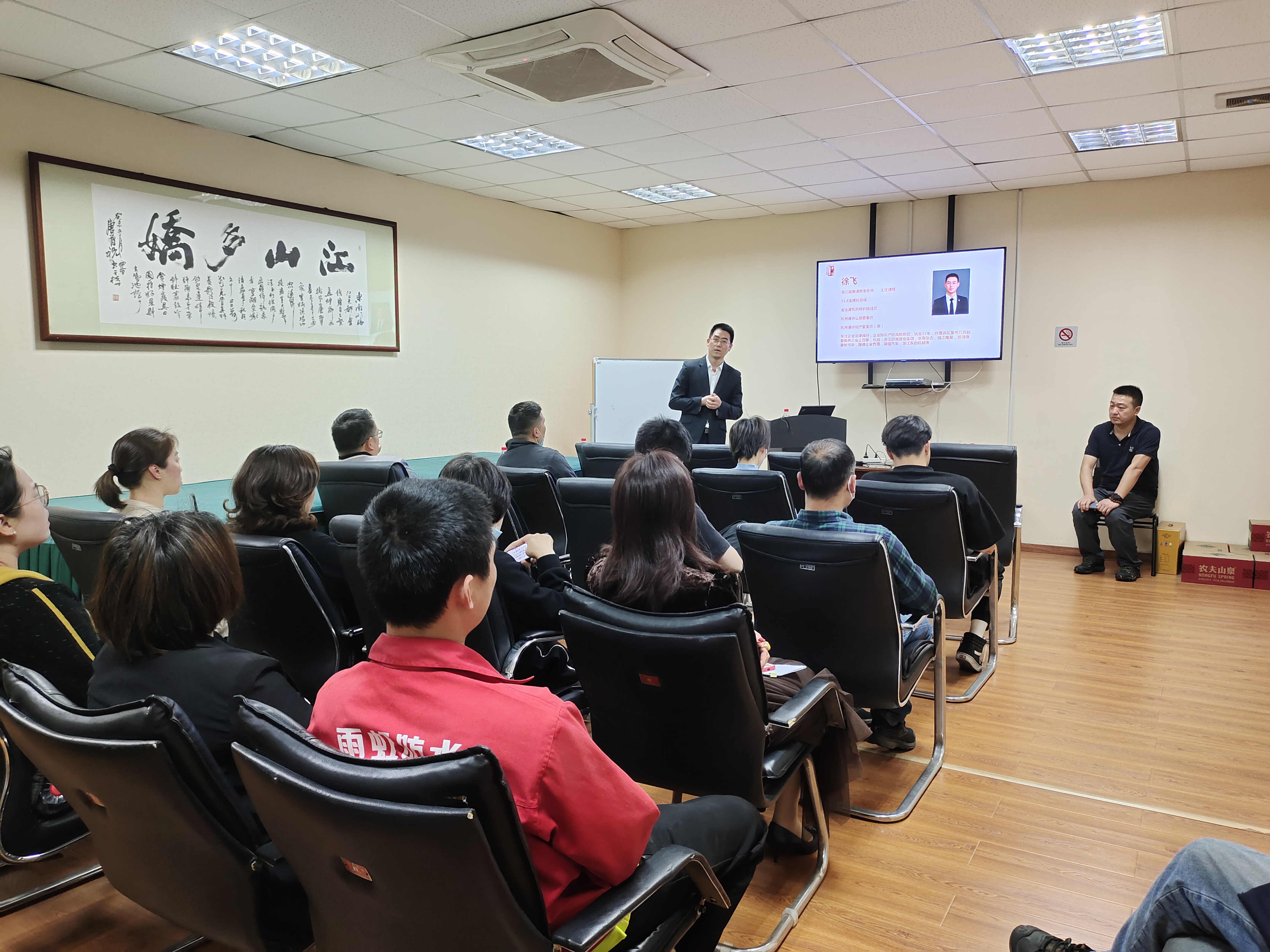 学习法律、尊法守法——耀世娱乐市场开展法律知识讲座
