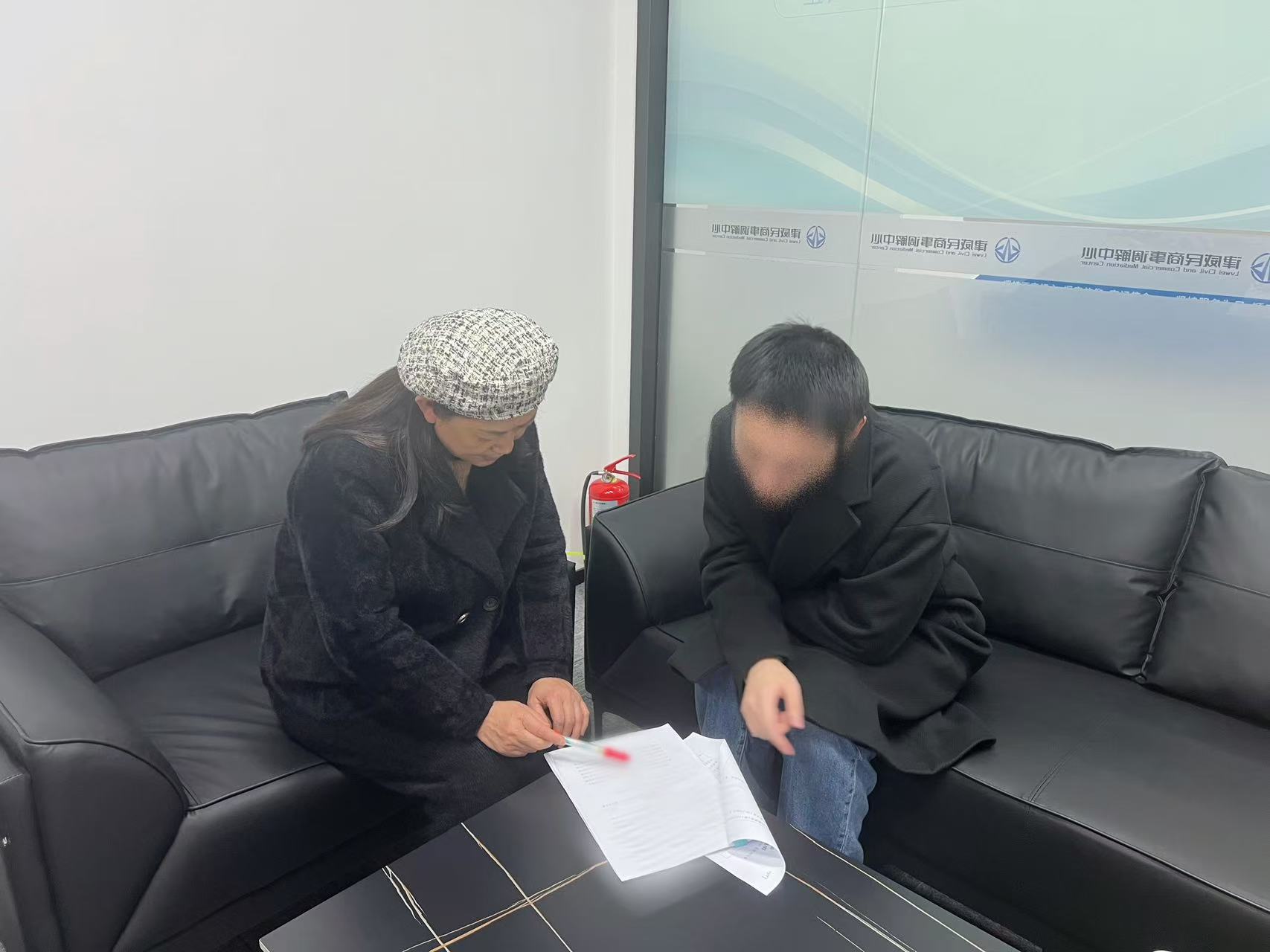 邻里同窗债，，，，，“背靠背”调解显温情
