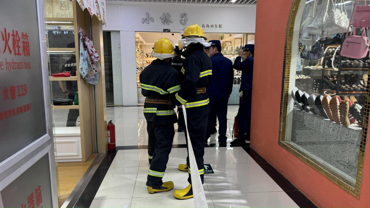 以演促防，，，，，，，，钱江商城联合水晶城开展微型消防站拉练