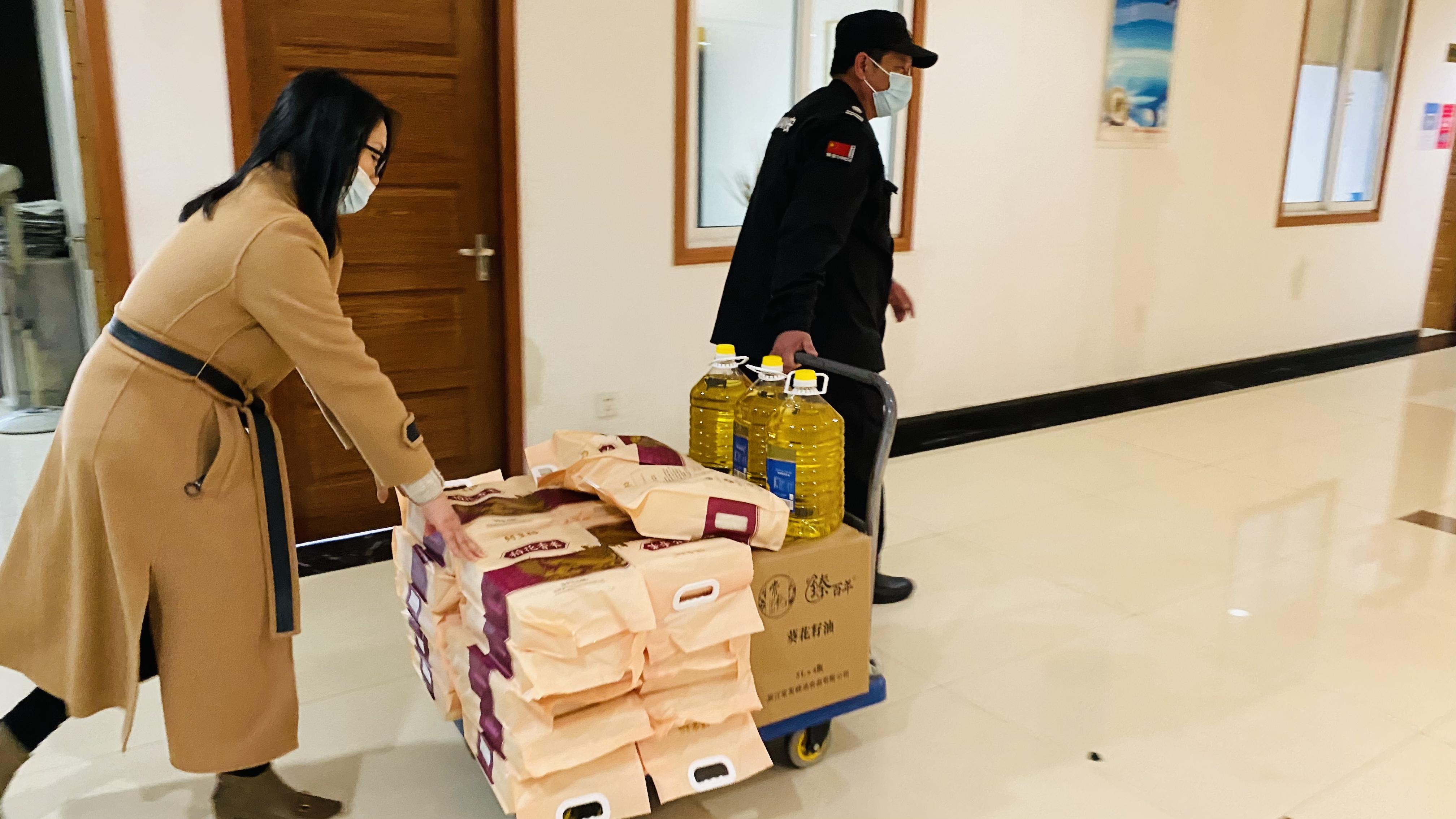 心系员工，，，，，，，，温暖新春！ 钱江商城为全体员工发放春节福利