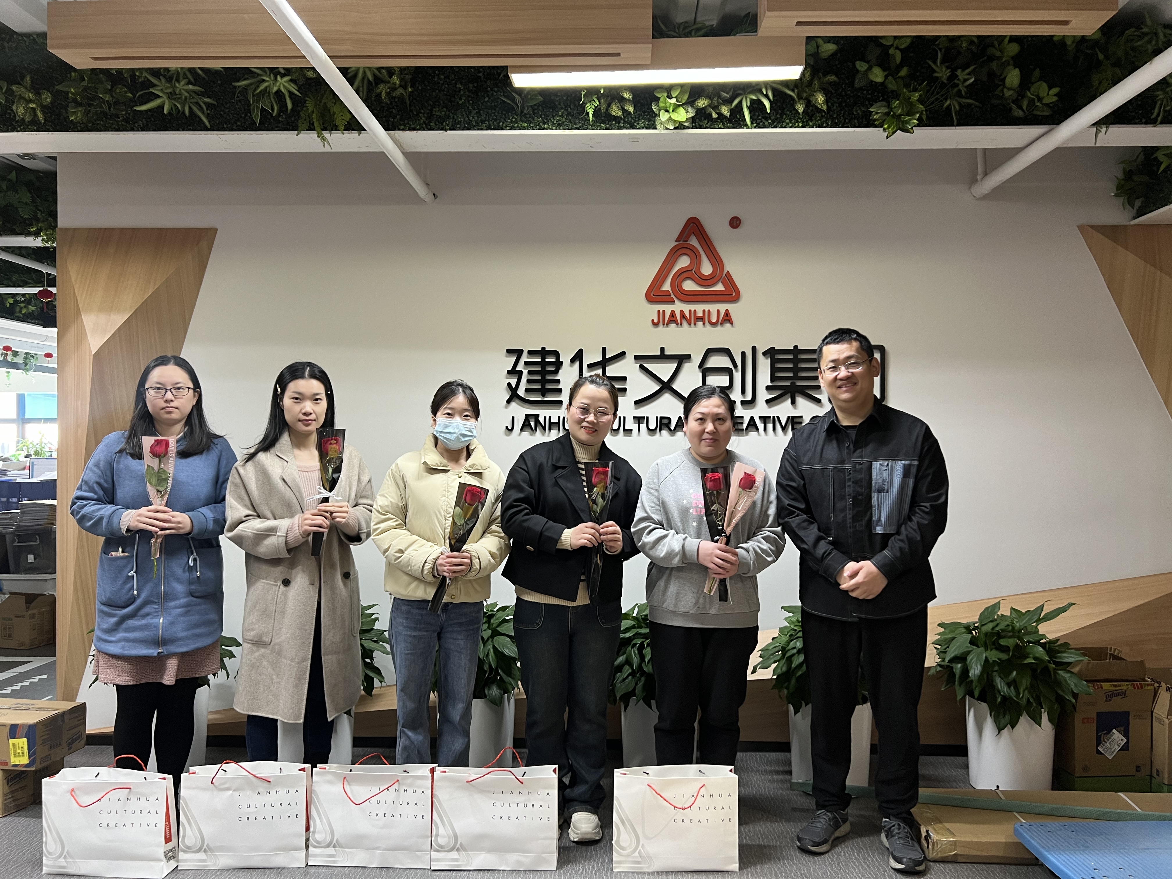 耀世娱乐文创集团工会开展女神节慰问活动