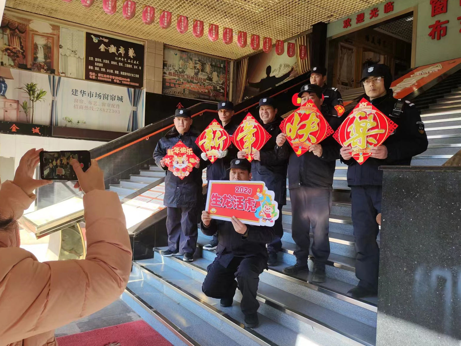 耀世娱乐市场迎新春送祝福