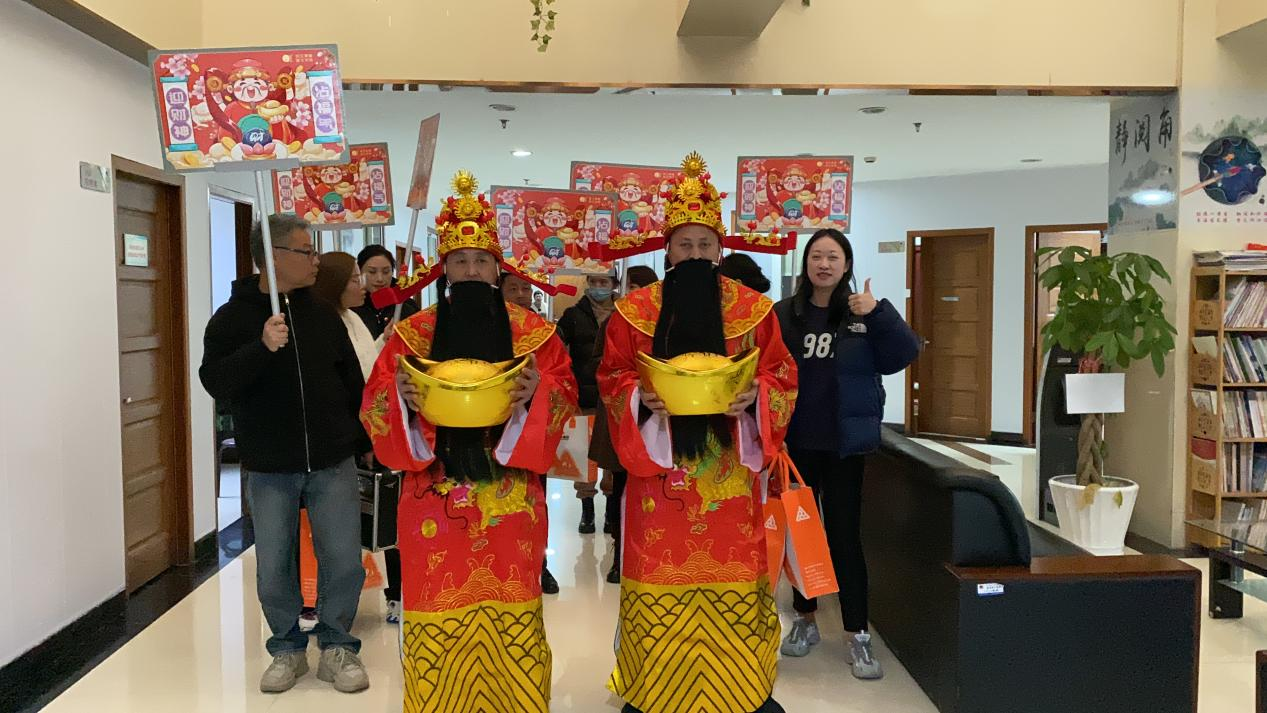 正月十五元宵到，，，，，，，财神到来，，，，，，，请接福！