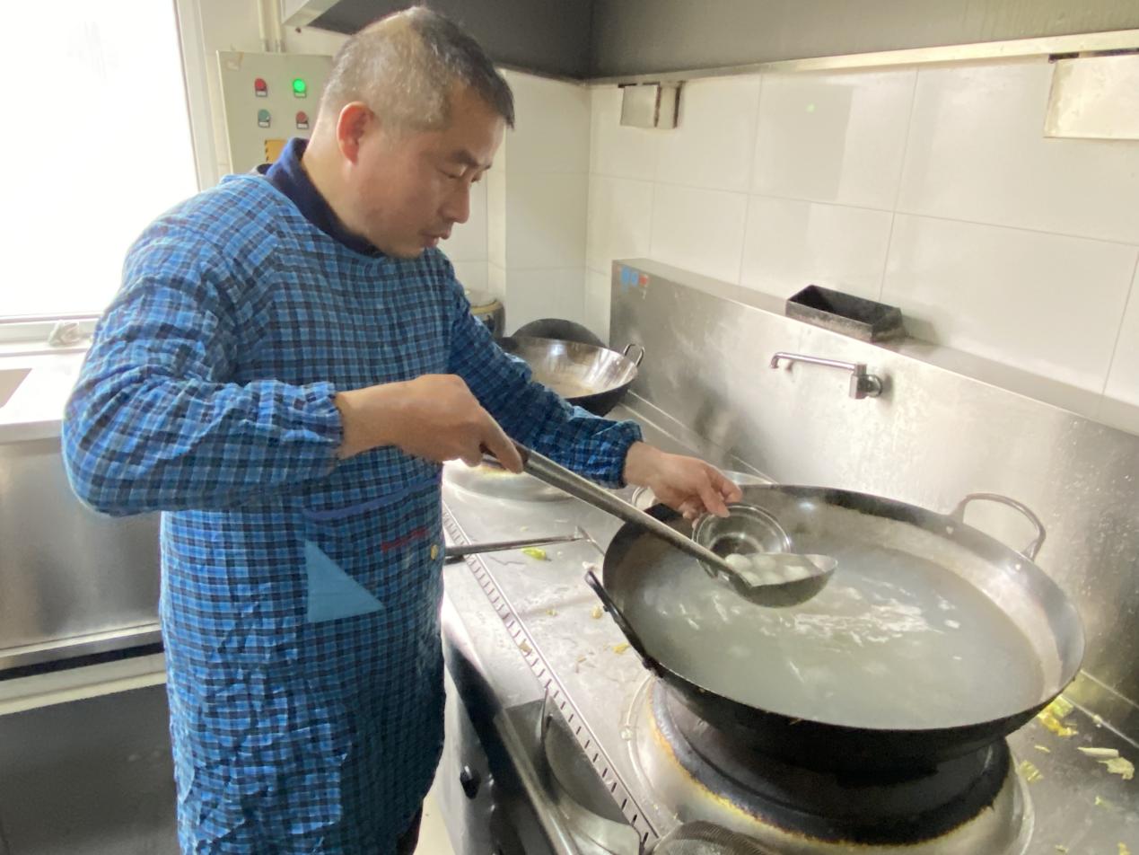 小小汤圆庆元宵，，，，，浓浓真情暖人心