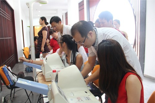 20130626-27耀世娱乐文创园党支部联合拱墅二院开展“轻松一身，，，，，，，慢病远离”主题活动 (2).jpg