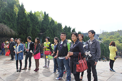 20140328耀世娱乐文创园党支部清明节祭扫云居山革命烈士墓 (1).jpg